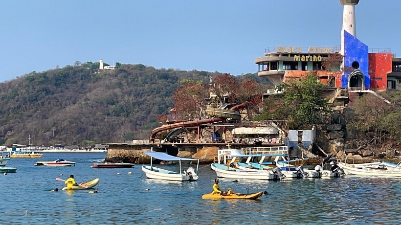 Ruinas del Mágico Mundo Marino contaminan playas de Acapulco