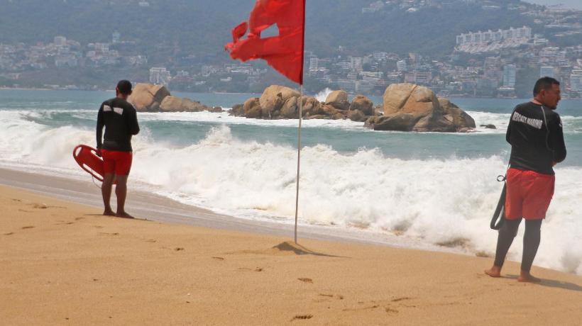 Mantiene Mar de Fondo fuerte oleaje en playas de Acapulco