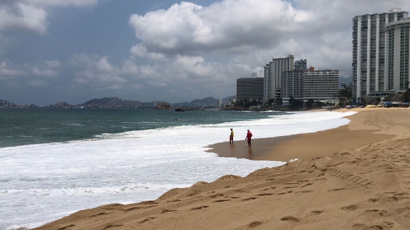Mar de fondo continúa afectando playas de Acapulco