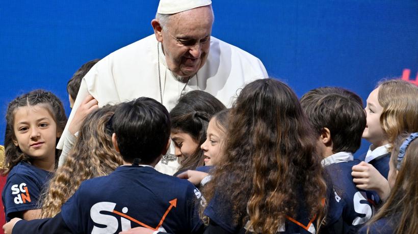 Critica Papa Francisco a ‘perrihijo’; llama a aumentar nacimientos