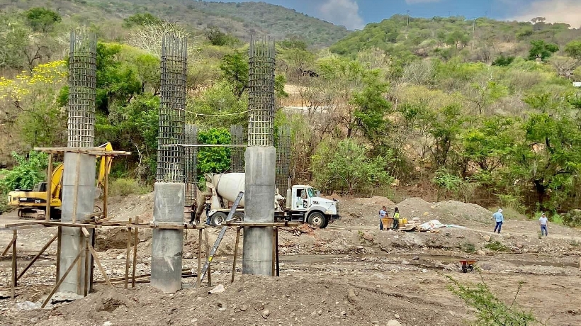 Avanza construcción del puente San Nicolás Zoyatlán en Xalpatláhuac