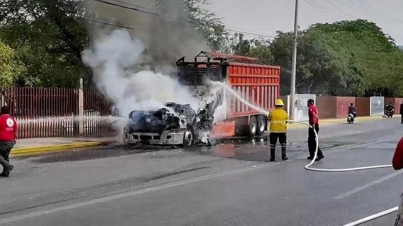 Incendian camión en carretera de Iguala, Guerrero
