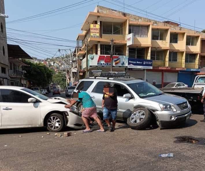 Chocan camioneta y un auto en la colonia Bella Vista de Acapulco