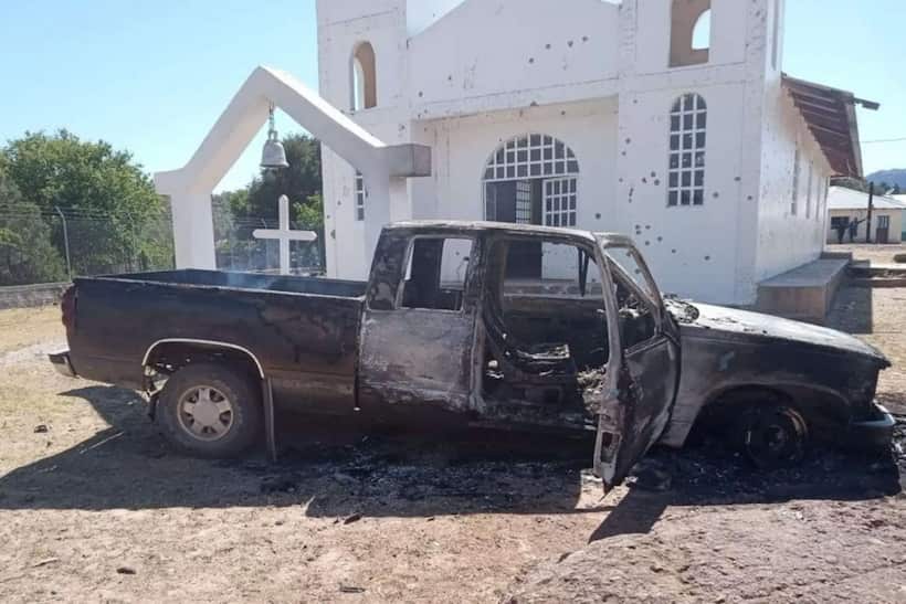 Acribillan iglesia en Chihuahua y dejan el cuerpo de un hombre decapitado