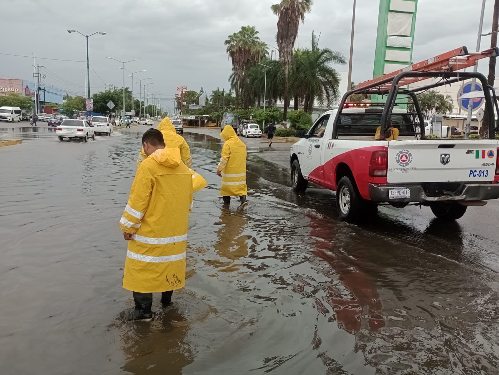 Deslaves, carros varados y el Tec inundado por  “Beatriz” en Acapulco