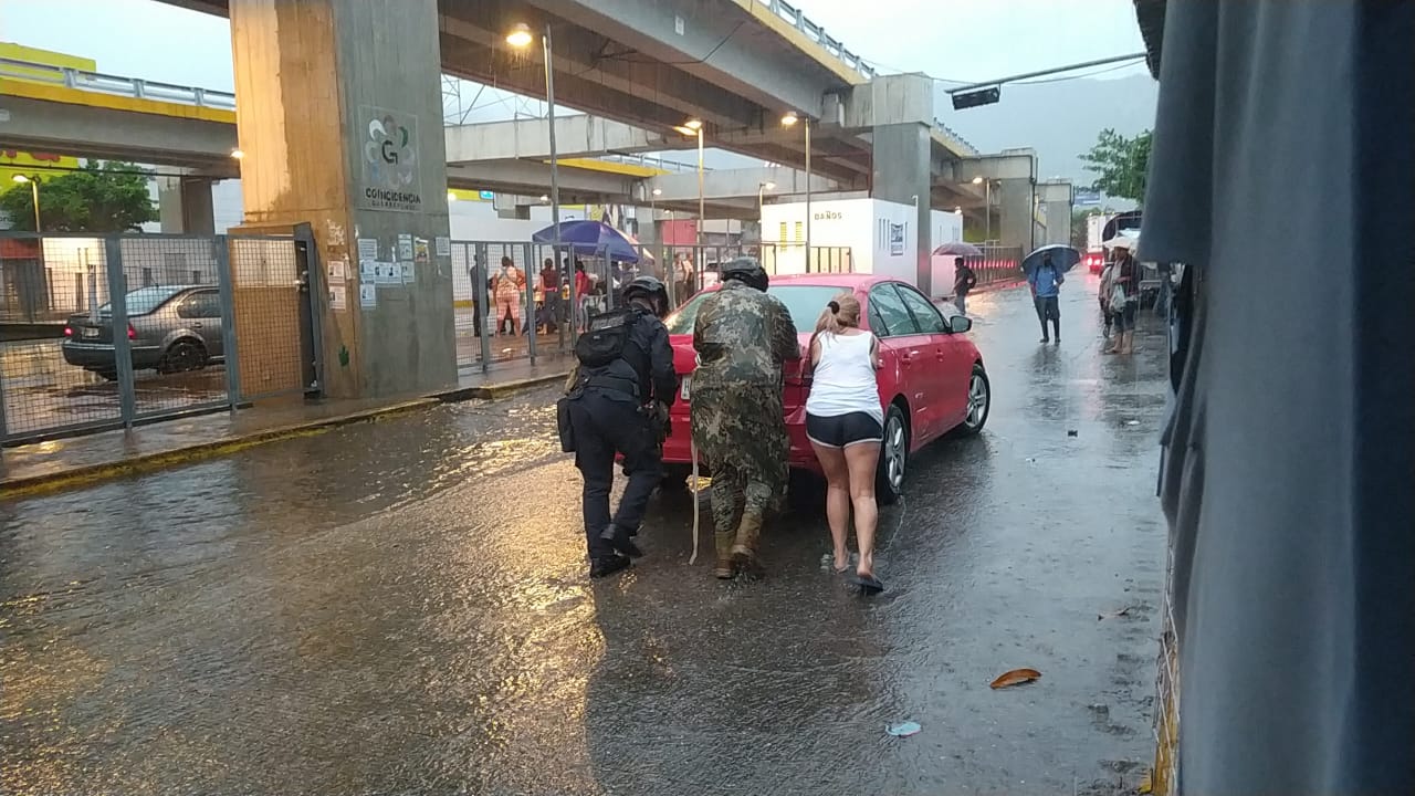 Auxilia SSP Guerrero a ciudadanos afectos por lluvias en Acapulco