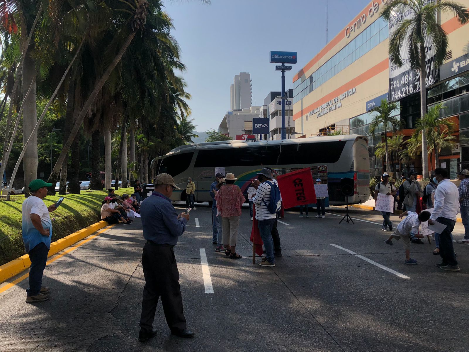 Bloquea CETEG la Costera de Acapulco; exigen un hospital