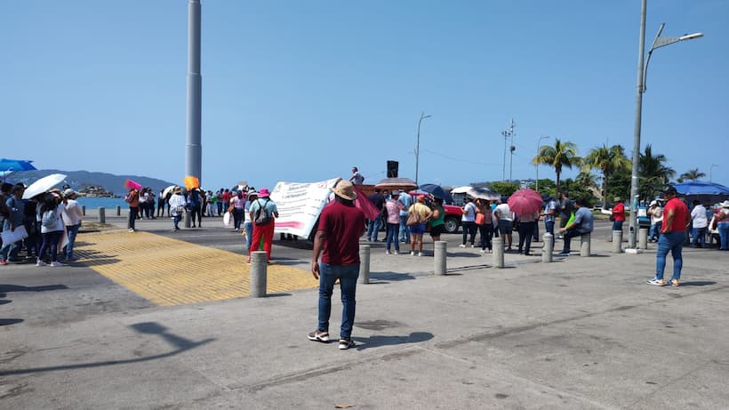 Bloquean maestros la Costera de Acapulco