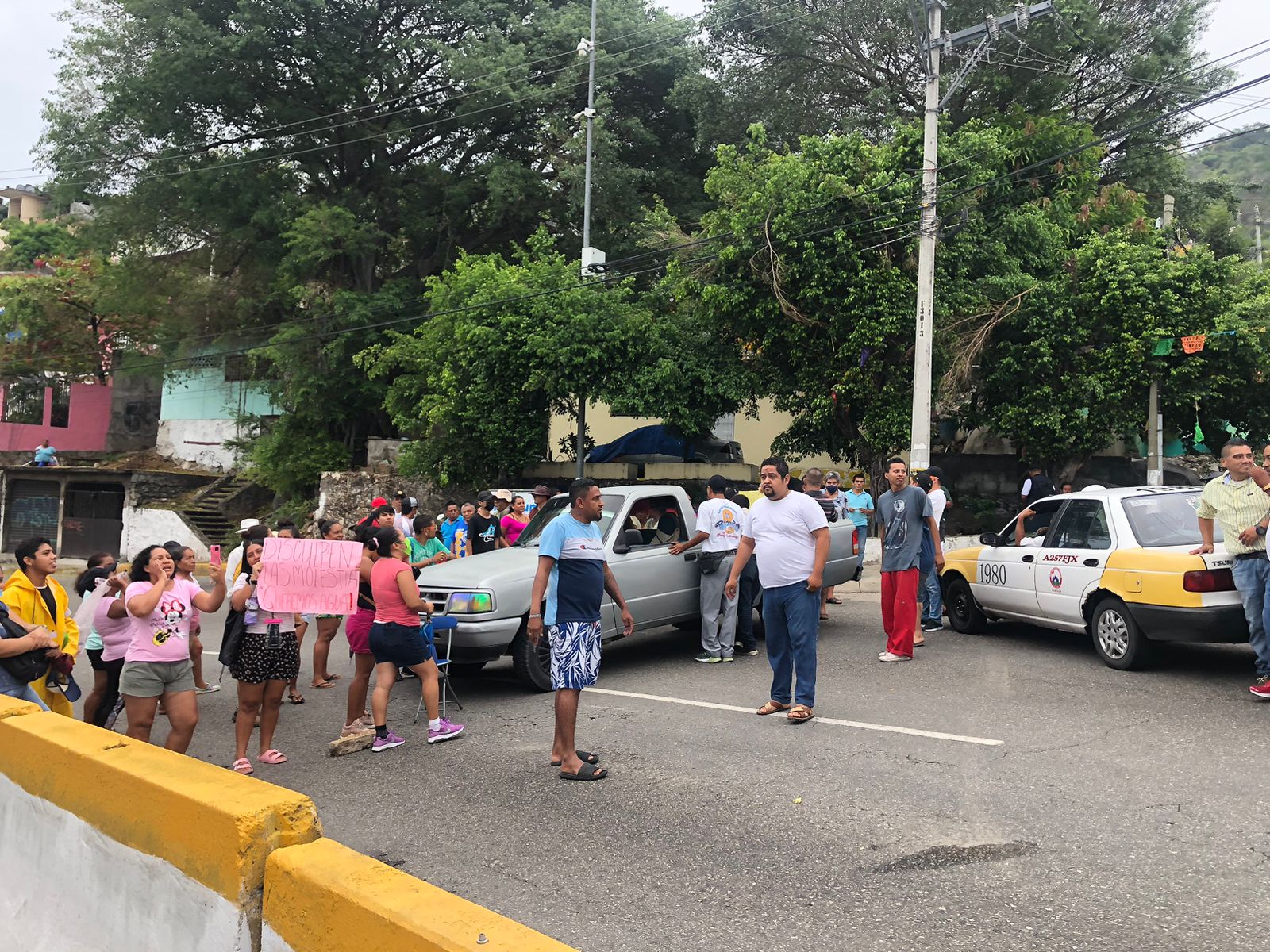 Bloquean la Acapulco-México en demanda de Agua Potable