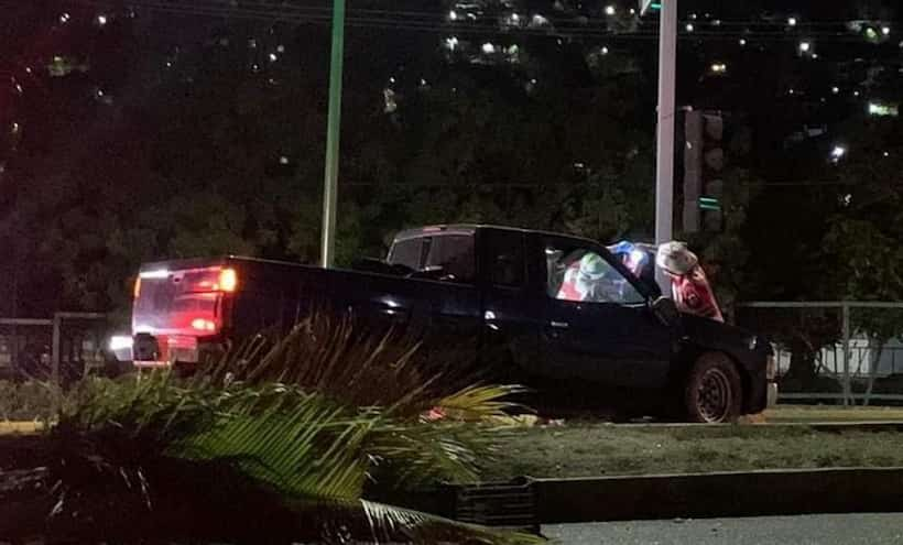 Choca camioneta contra una palma en Zihuatanejo