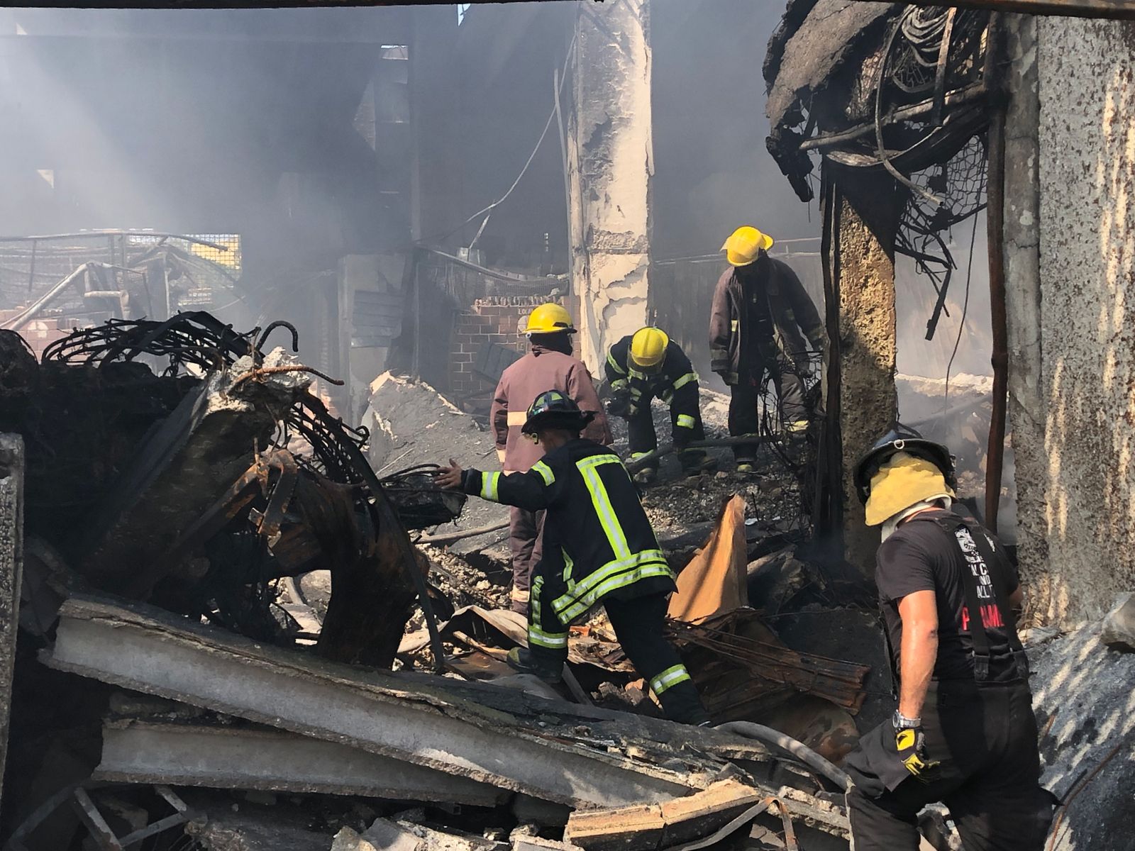 Cumple incendio del Mercado Central de Acapulco más de 24 horas activo