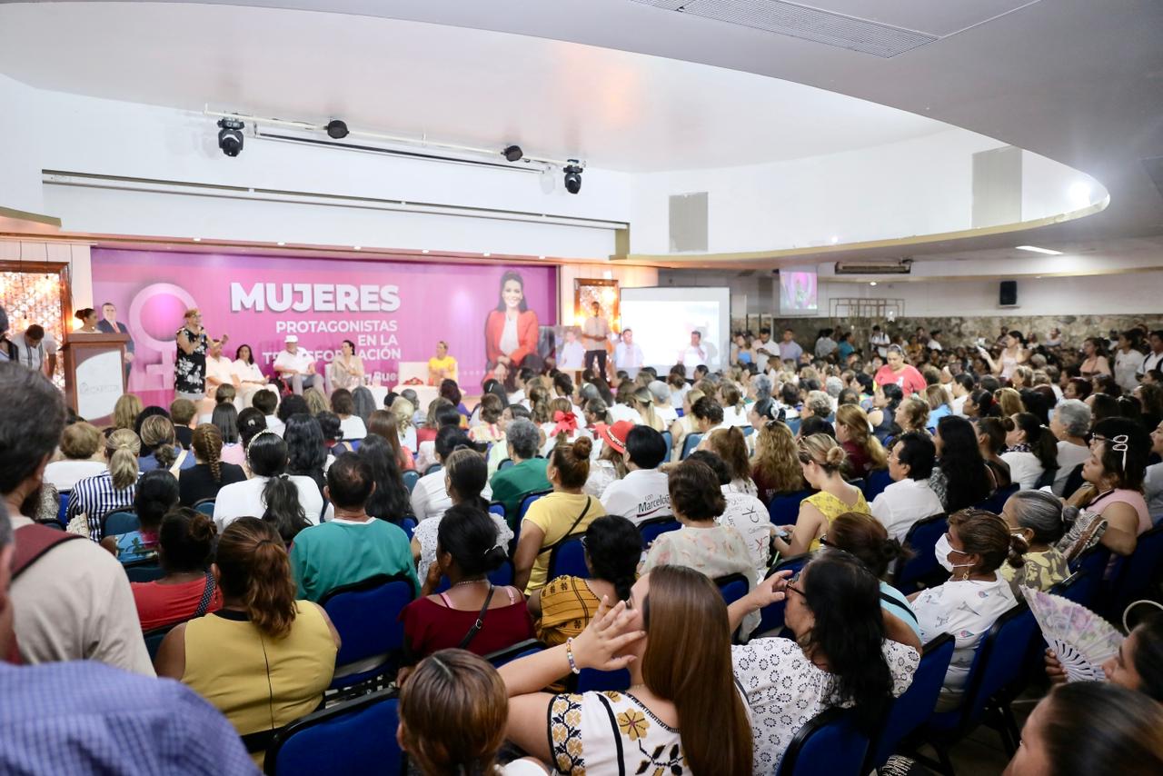 Rinden homenaje a Luis Walton en encuentro de mujeres realizado en Acapulco