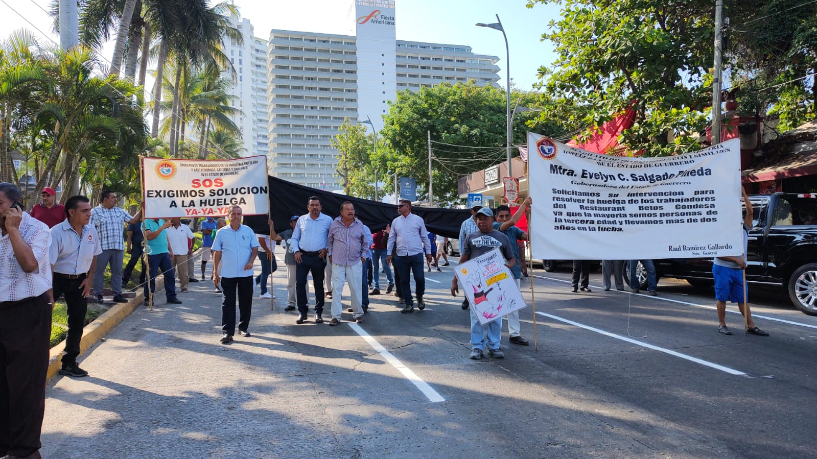 Bloquean trabajadores del Beto Condesa la Costera de Acapulco