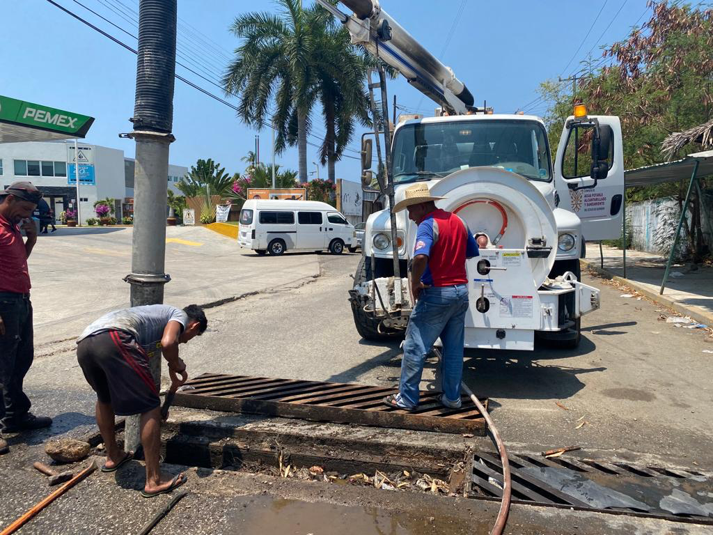 CAPASEG desazolva taponamientos pluviales en la zona Diamante de Acapulco