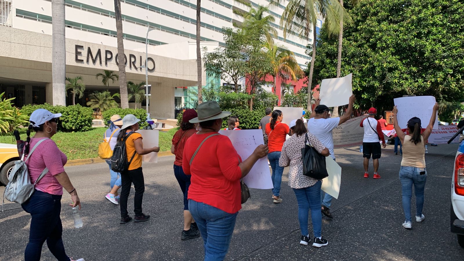 Marchan maestros de nivel básico en la Costera de Acapulco