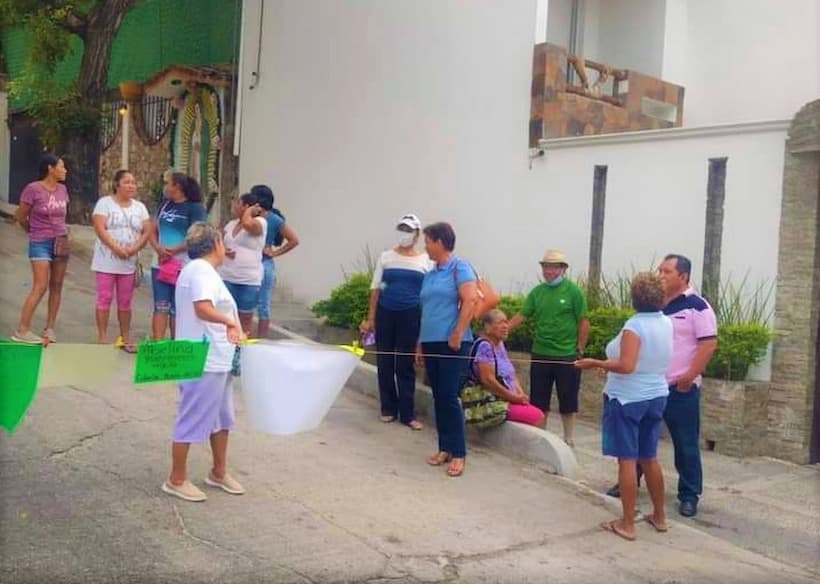 Por agua potable protestan acapulqueños en la casa de Abelina López