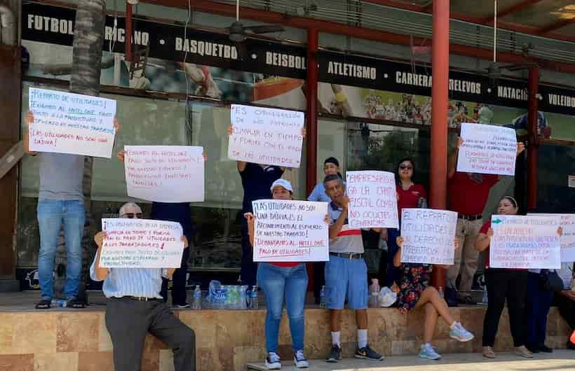 Protestan trabajadores del hotel One en la Costera de Acapulco