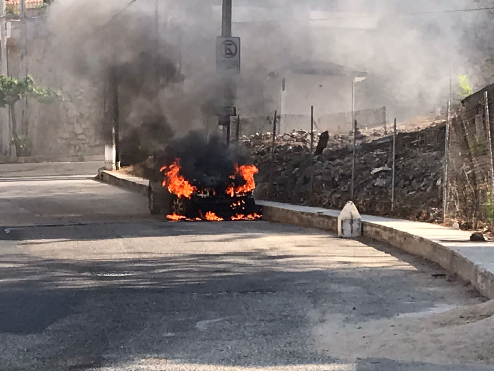 Incendio consume vehículo en el fraccionamiento Condesa de Acapulco