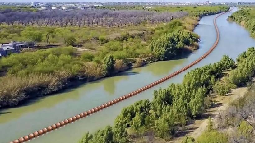 Proyecta Texas muro fronterizo flotante sobre el río Bravo