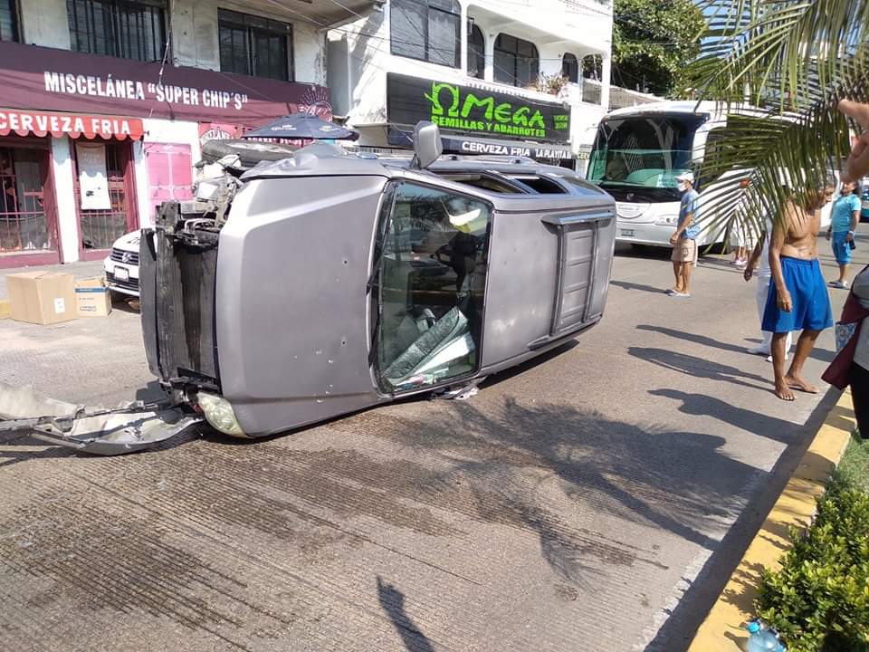 Vuelca camioneta sobre la Costera de Acapulco