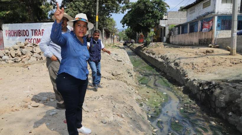 Supervisa Abelina López avances en la limpieza de canales de Acapulco