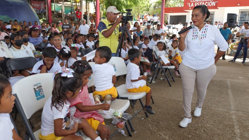 Impulsa Abelina López programa de lectura en La Estación de Acapulco