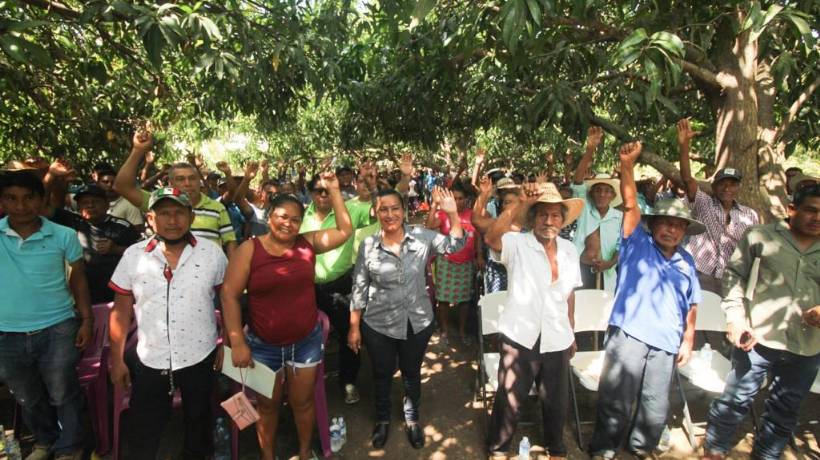 Entrega Abelina López semilla mejorada a campesinos de Acapulco