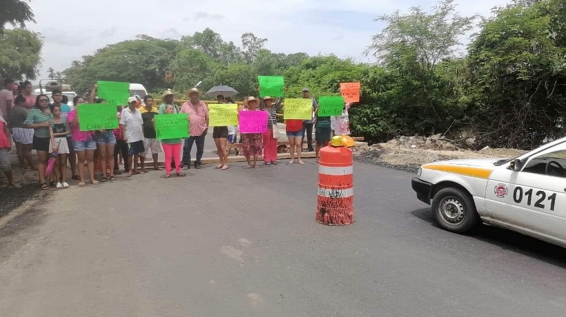 Bloquean carretera en Copala por secuestro de líder del PVEM