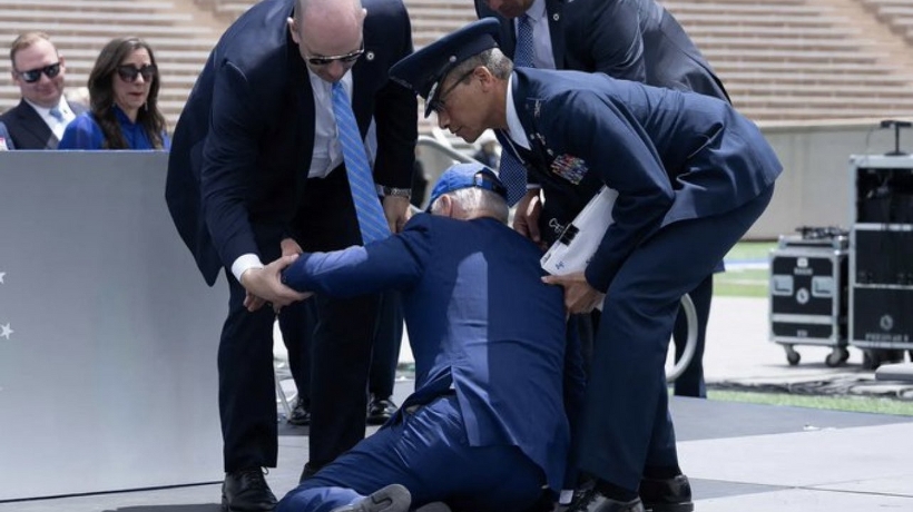 Joe Biden sufre caída durante ceremonia de graduación