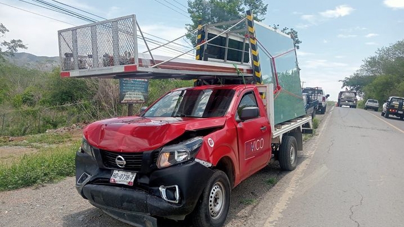 Carambola deja daños en tres camionetas sobre la Zihuatanejo-Lázaro Cárdenas