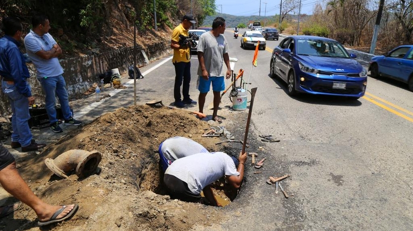 Por fugas, reducen tramo de la Escénica de Acapulco