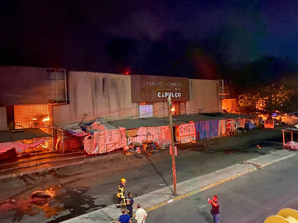 Lleva más de 5 horas el incendio del Mercado Central de Acapulco