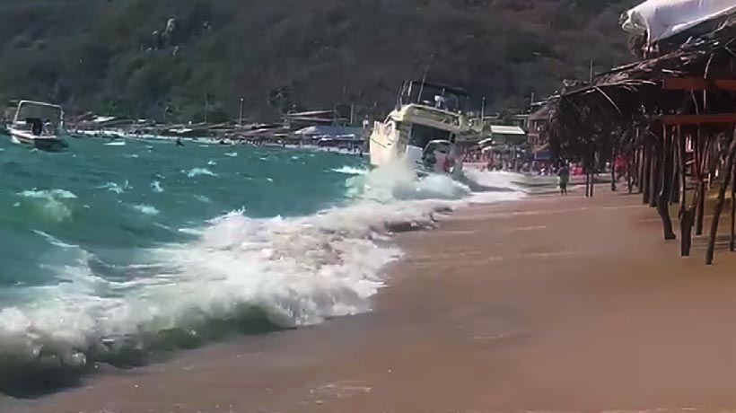 VIDEO: Oleaje empuja yate hacia playa de Puerto Marqués