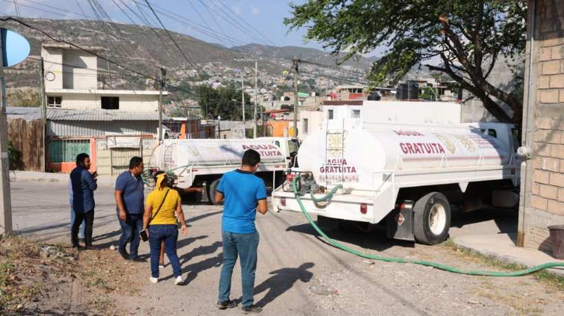 Gobierno de Guerrero apoya con pipas de agua en Chilpancingo