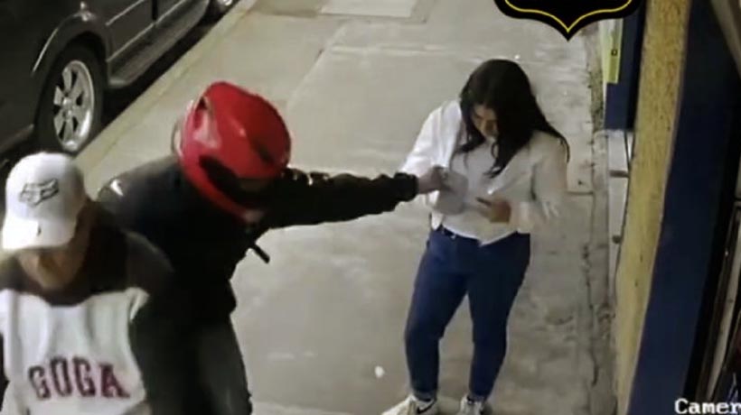 Roban celular a mujer mientras estaba distraída en Toluca
