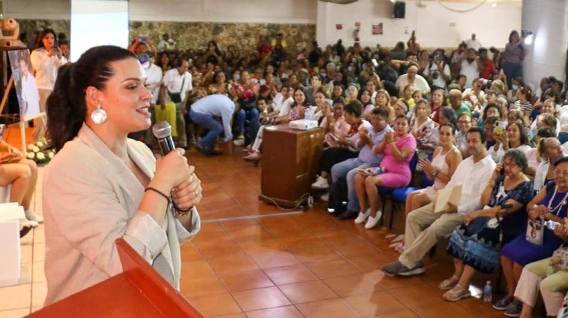 Se compromete Rosalinda Bueso con mujeres de Acapulco