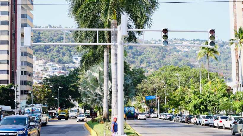 Moderniza gobierno de Abelina López semáforos en Costera de Acapulco