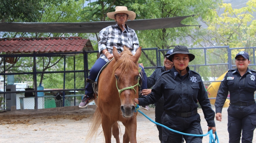 Promueven en Guerrero la zooterapia para adultos mayores