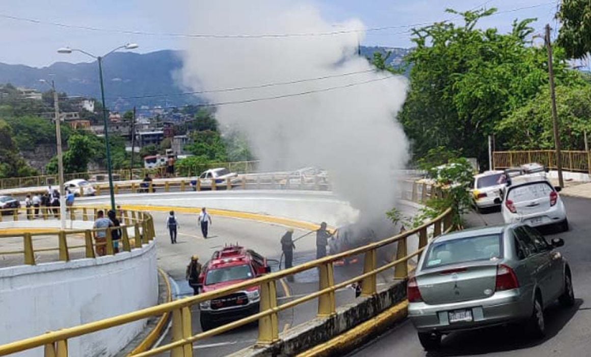 Chocan dos autos y una moto en la I Griega-Las Cruces