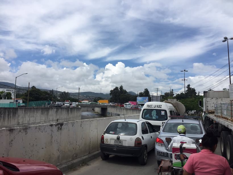 Bloquean maestros jubilados en Chilpancingo; exigen pagos