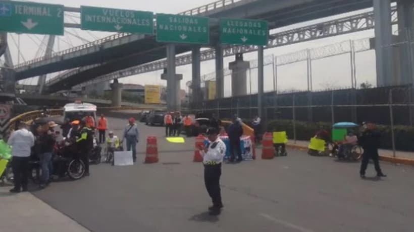 Bloquean acceso al AICM en demanda de apoyo a pacientes con daño medular