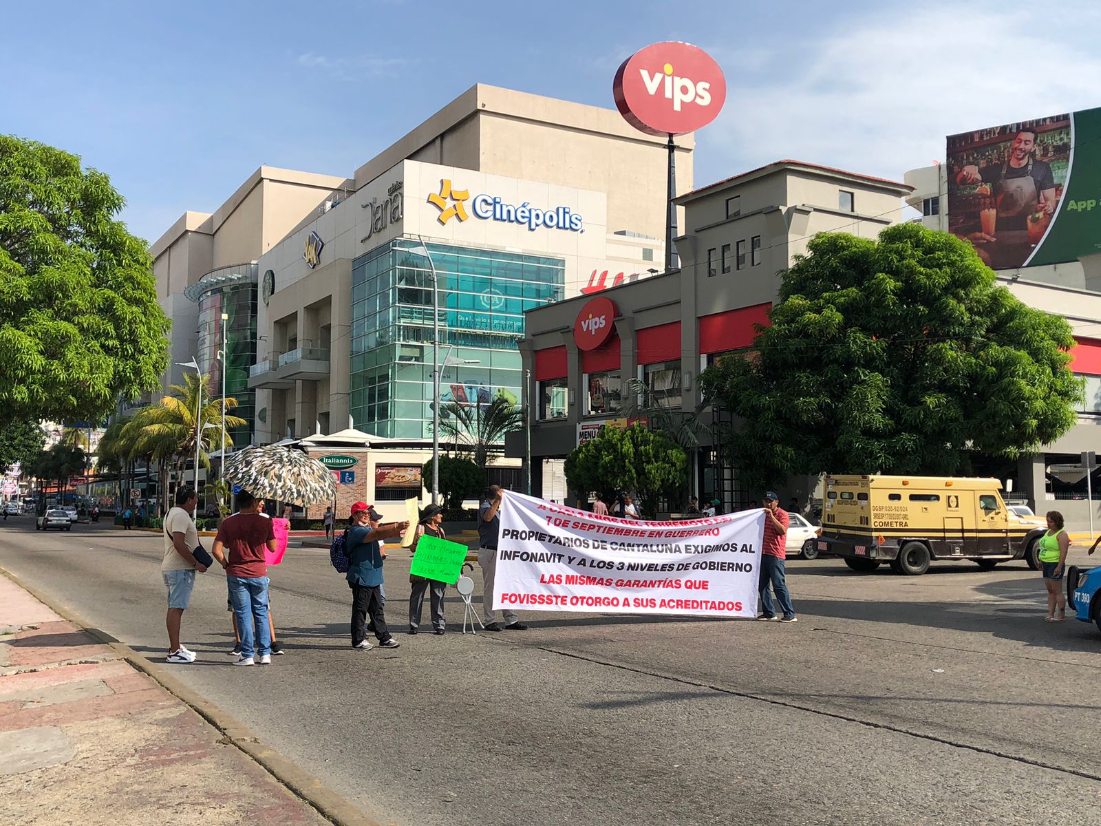 Bloquean afectados de Cantaluna la Costera de Acapulco