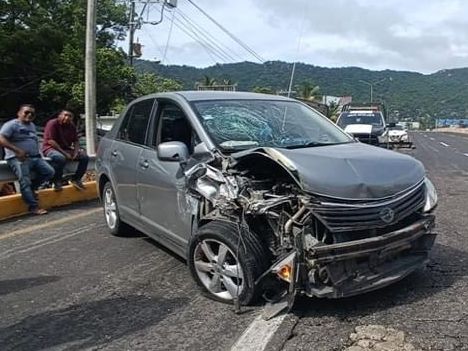 Chocan un auto y un taxi en Las Cruces