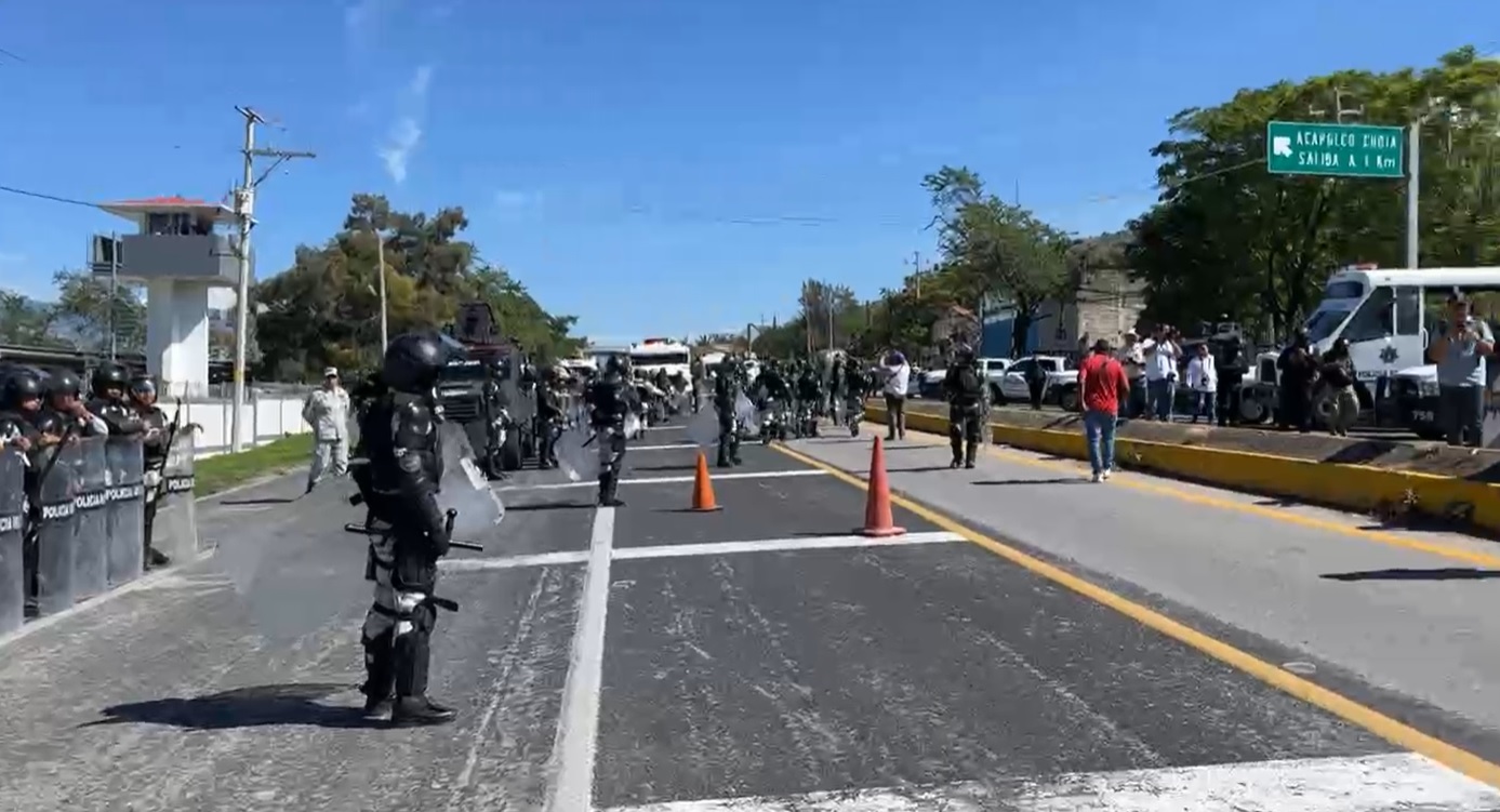 Despliegan antimotines en Chilpancingo ante posible bloqueo en la Autopista del Sol