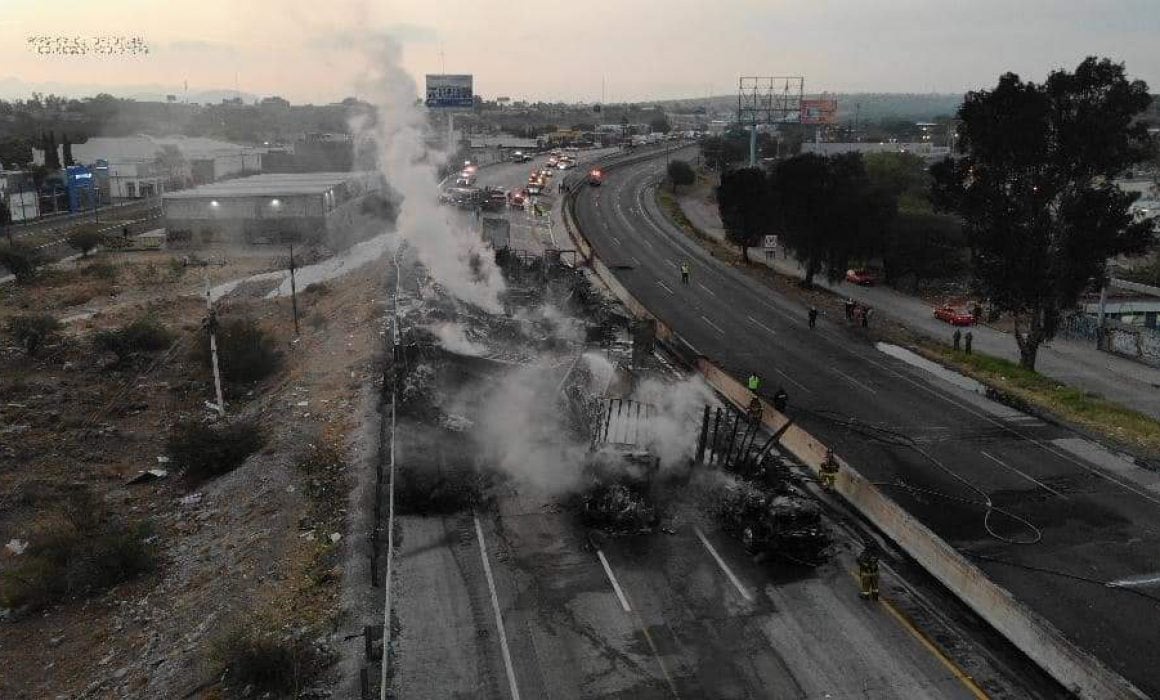 Explosión de pipa paraliza la Querétaro-CDMX