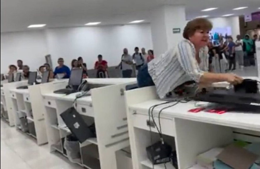 VIRAL: Mujer destroza computadoras en el AICM