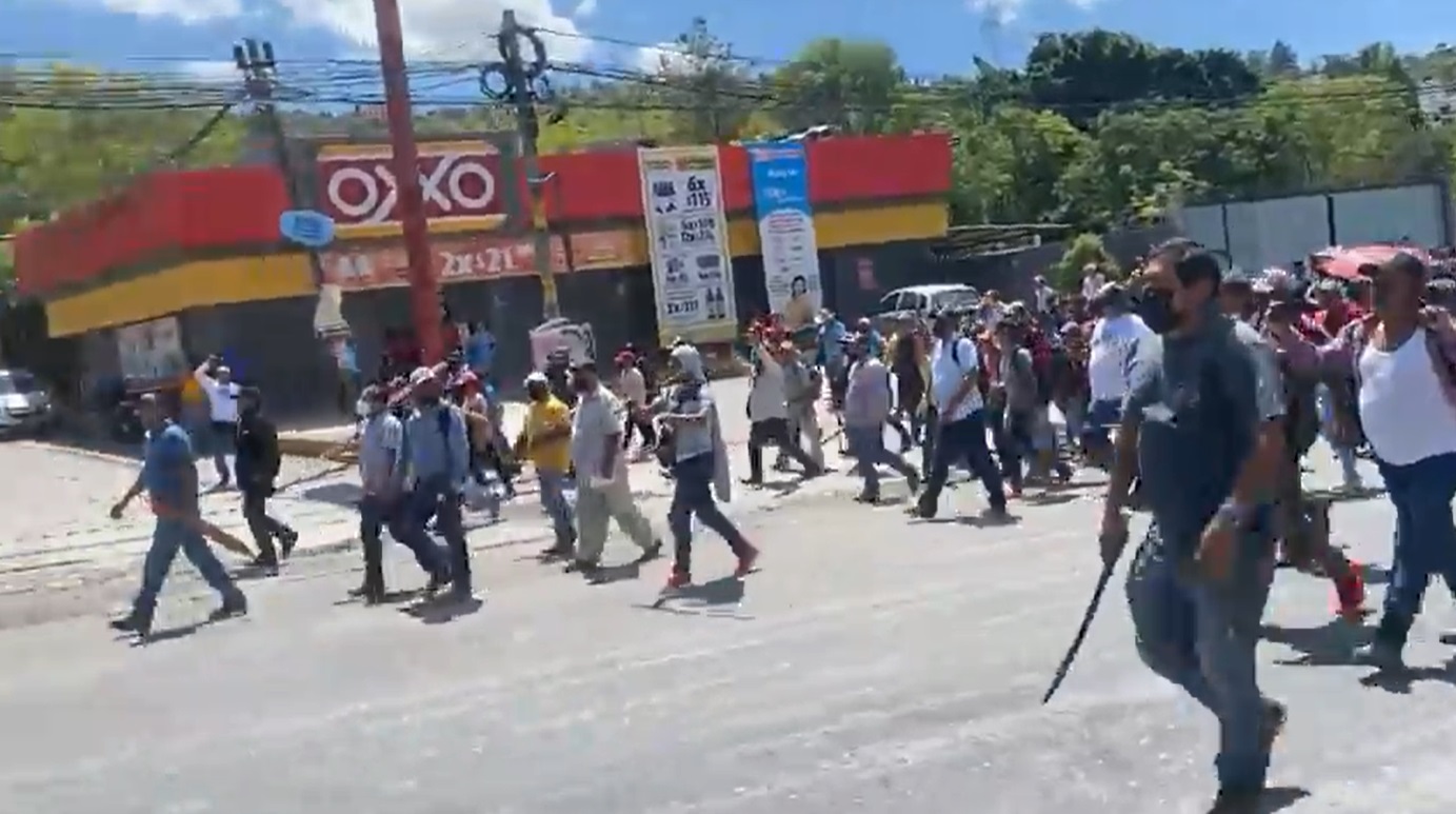 Tensión en Chilpancingo: Avanza manifestación en el bulevar Vicente Guerrero
