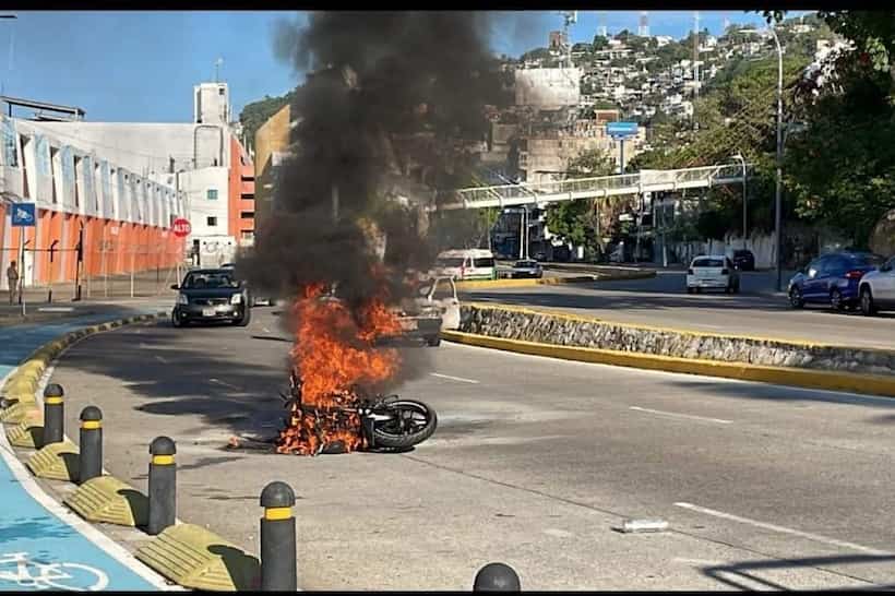 Se incendia motocicleta tras accidente en la Costera de Acapulco