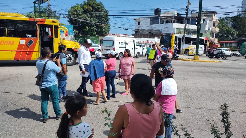 Vecinos bloquean la Ruiz Cortines de Acapulco; exigen agua