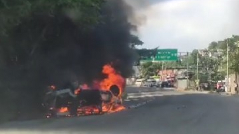 Se incendia grúa en la entrada de La Venta en Acapulco